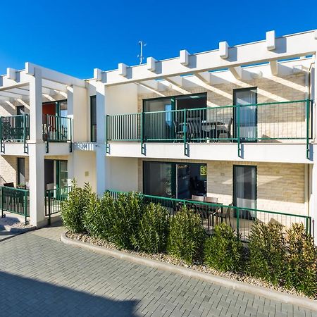 Queen Beach Apartments 닌 외부 사진