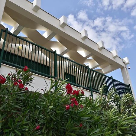 Queen Beach Apartments 닌 외부 사진
