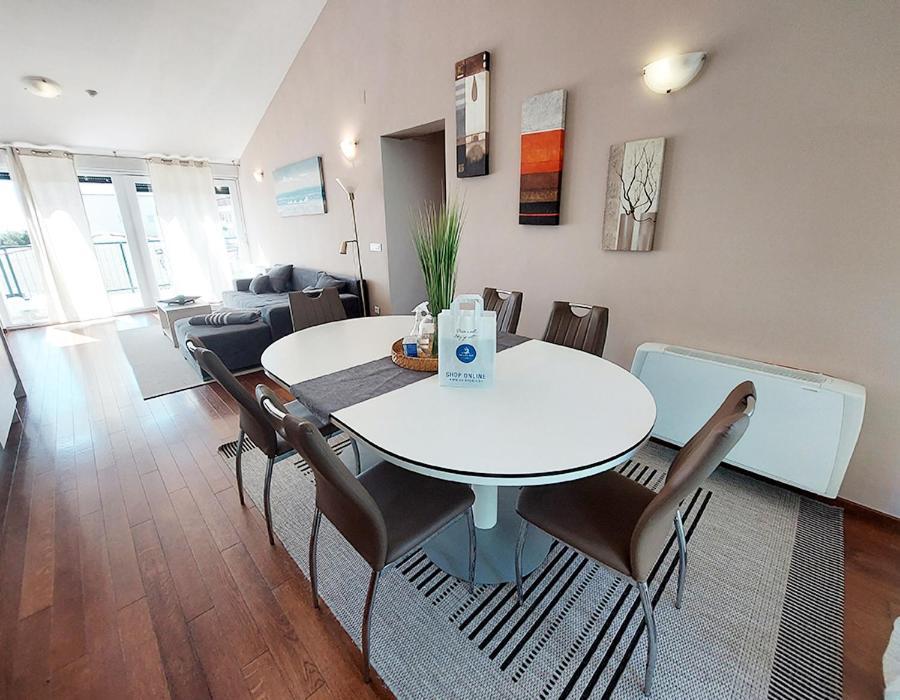 Queen Beach Apartments 닌 외부 사진