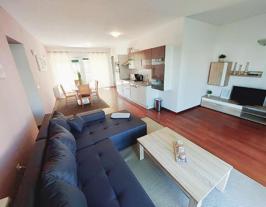 Queen Beach Apartments 닌 외부 사진