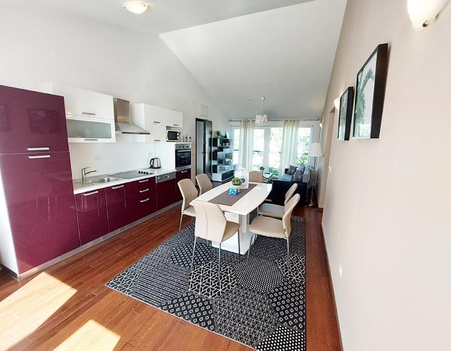 Queen Beach Apartments 닌 외부 사진