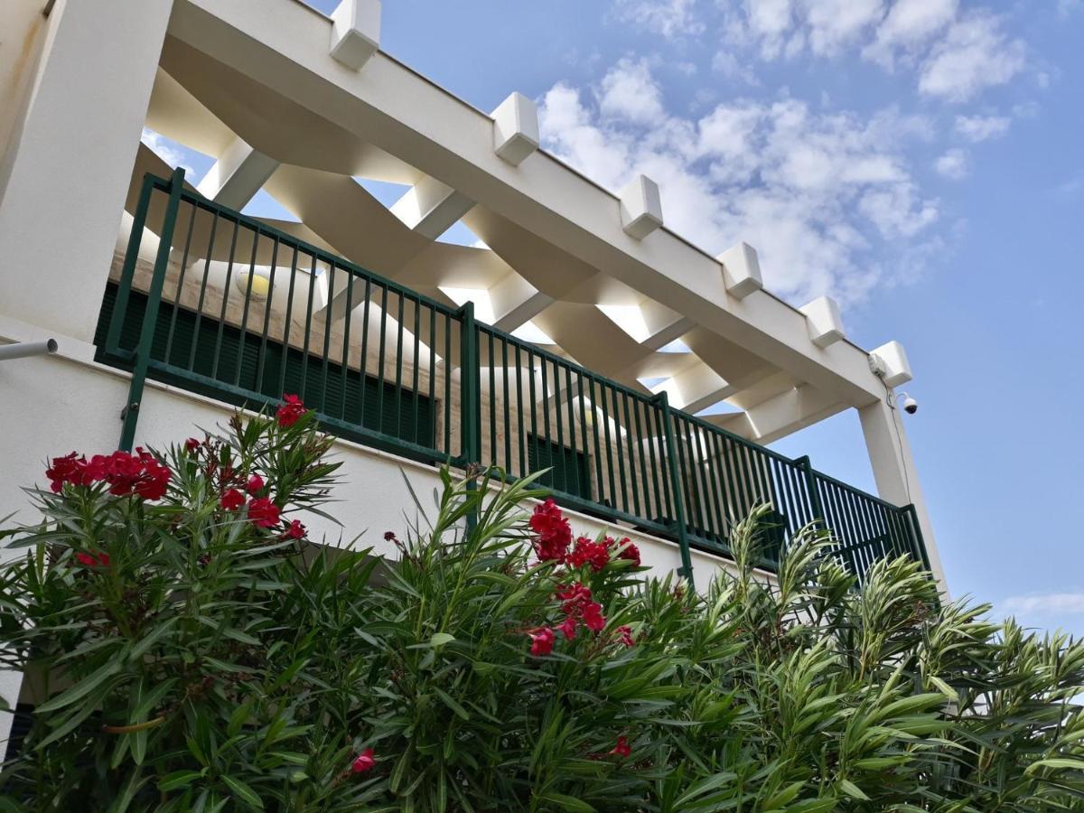 Queen Beach Apartments 닌 외부 사진