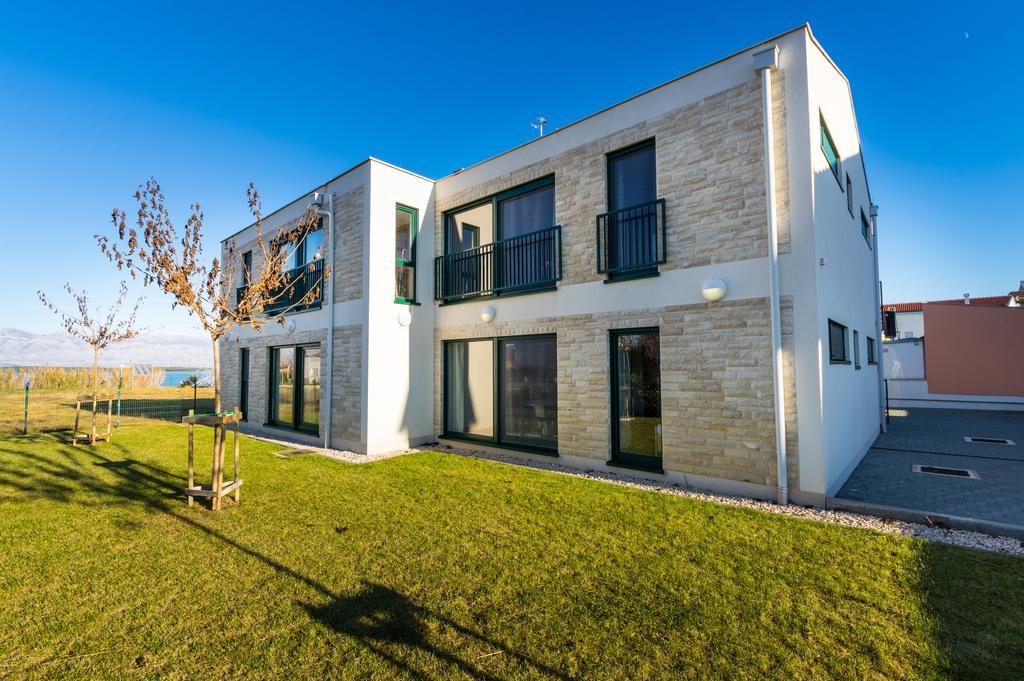 Queen Beach Apartments 닌 외부 사진
