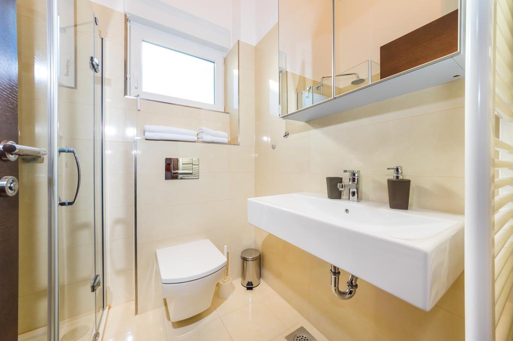 Queen Beach Apartments 닌 외부 사진
