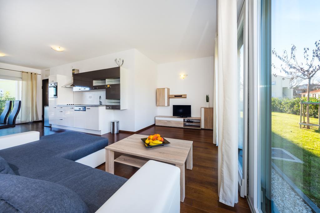 Queen Beach Apartments 닌 외부 사진