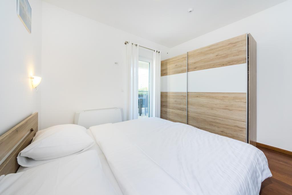 Queen Beach Apartments 닌 외부 사진