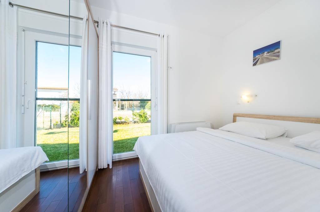 Queen Beach Apartments 닌 외부 사진