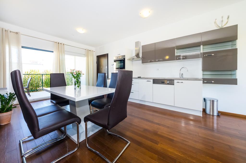Queen Beach Apartments 닌 외부 사진