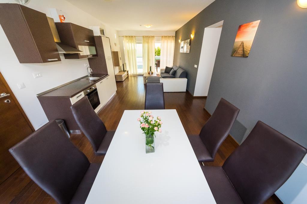 Queen Beach Apartments 닌 외부 사진