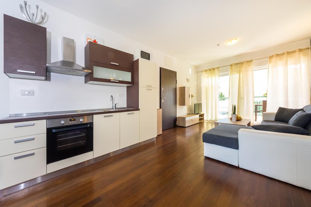 Queen Beach Apartments 닌 외부 사진